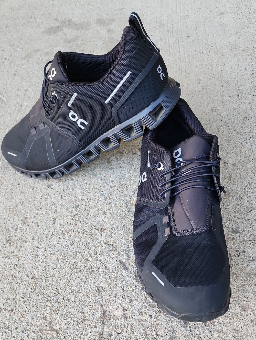 On Running Waterproof Men’s Cloud Sneakers in Black Size 9.5